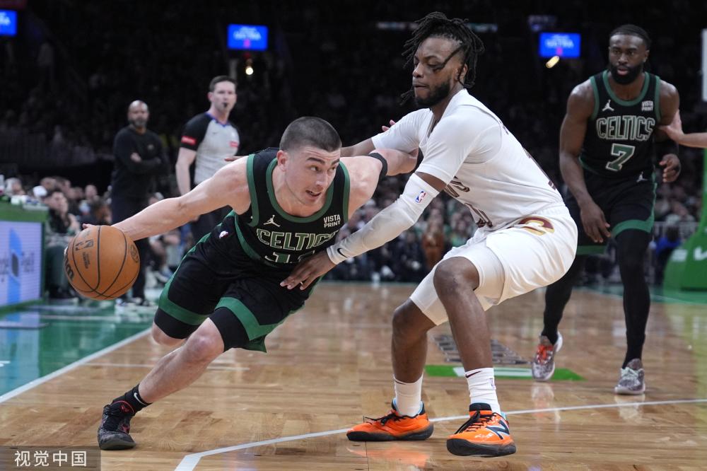 聊啥了？B席赛前与罗伯逊交流，随后两人一同放声大笑